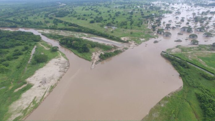 En alerta productores del Sur del lago ante «posible ruptura» del dique del río Catatumbo