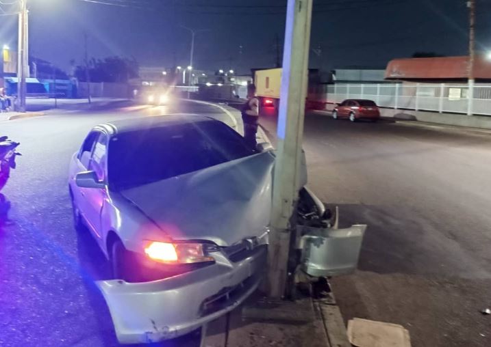 PNB impactó su carro contra un poste frente a la bomba Carro Chocado en San Francisco