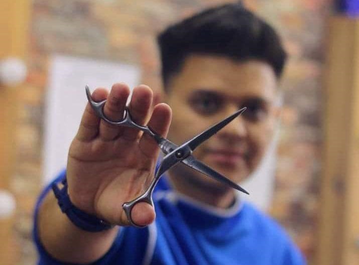 Investigan presunto homicidio de un barbero hallado muerto dentro de su negocio en Caracas