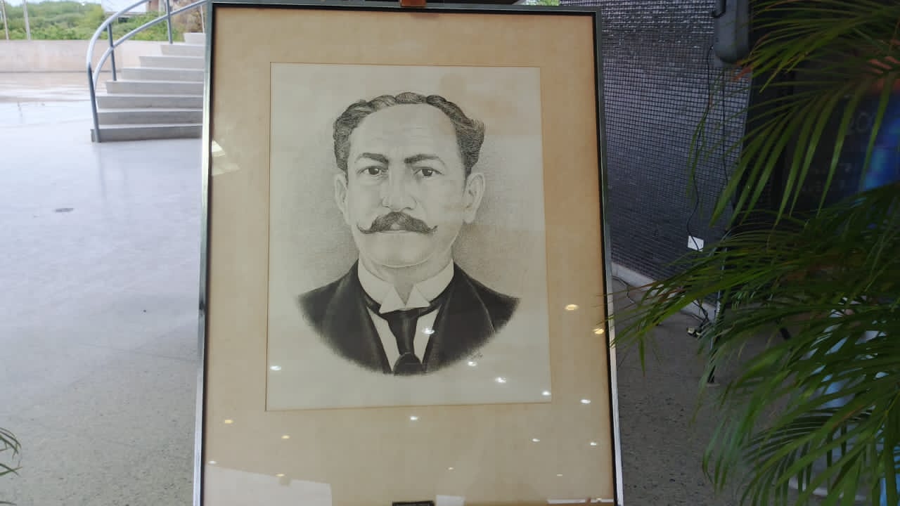 Universidad del Zulia rinde homenaje a Francisco Ochoa con izada de banderas y conformación de brigada estudiantil