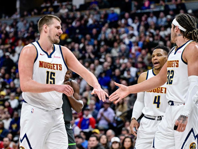Jokic sella un histórico triple doble en derrota de Nuggets