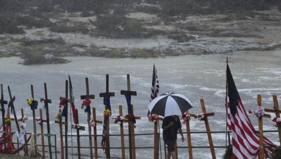 Suspenden búsqueda de víctimas de las inundaciones en Texas debido a que las fuertes lluvias traen una nueva amenaza de crecidas