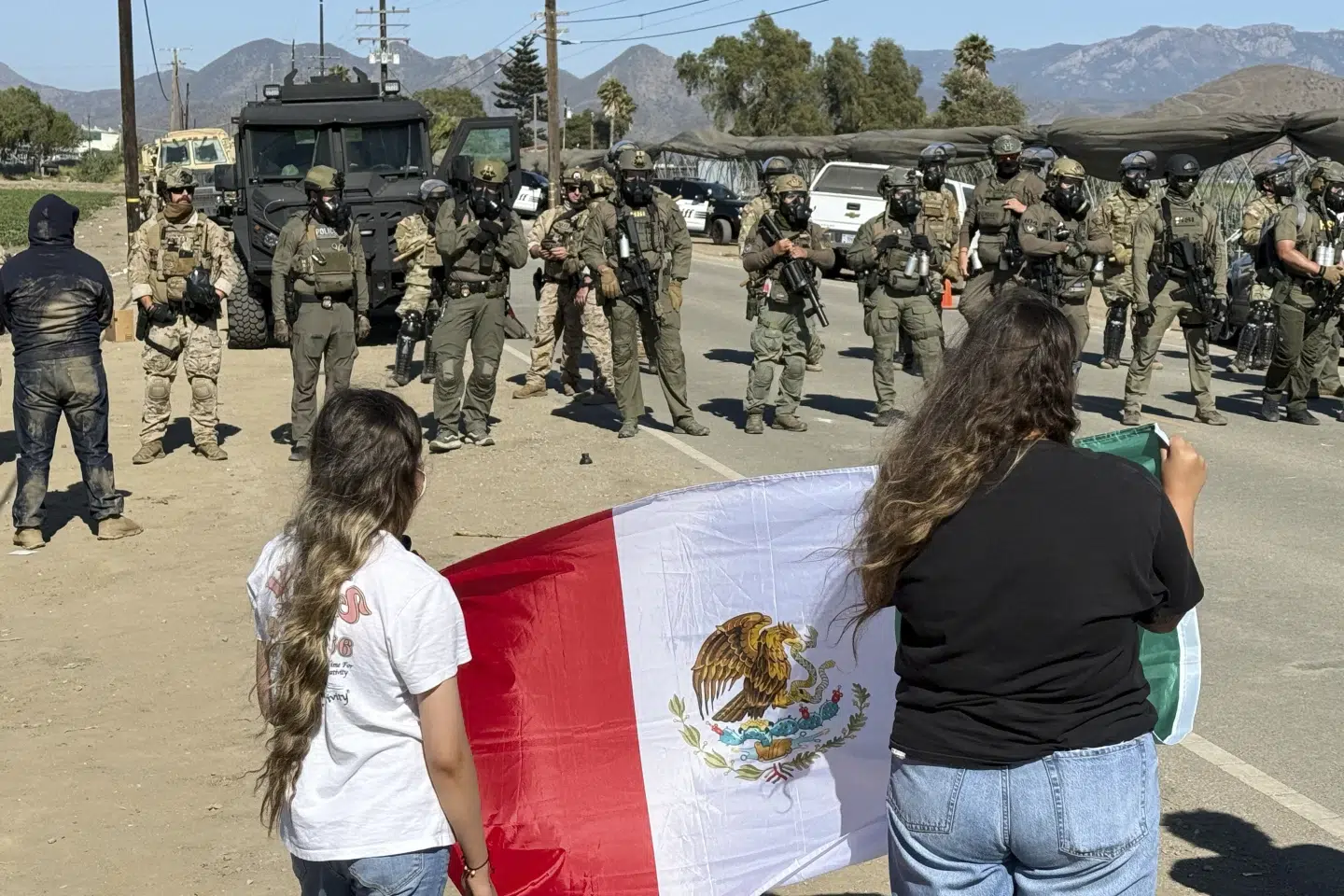 Fuerte enfrentamiento entre manifestantes y agentes federales durante redada en una granja que cultiva marihuana en California