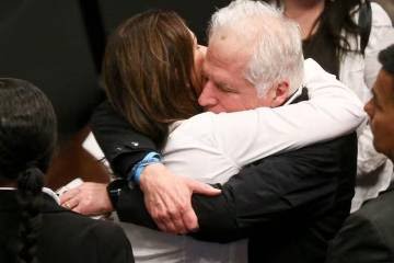 Así fue el emotivo abrazo entre la esposa y el padre de Miguel Uribe Turbay durante velación en el Congreso