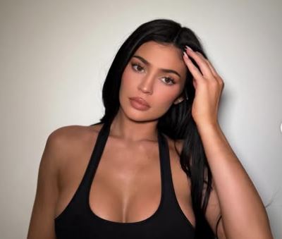 Kyle Jenner apareció en un video hablando español mientras modela el atuendo de Khy