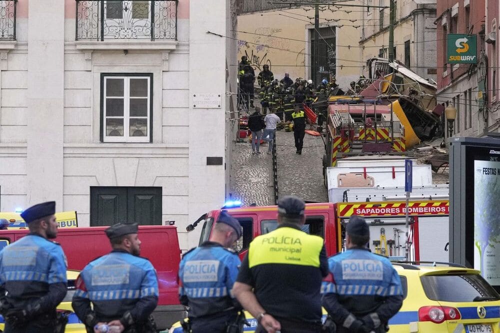 Al menos tres muertos y más de 20 heridos al descarrilar el funicular de Gloria en Lisboa