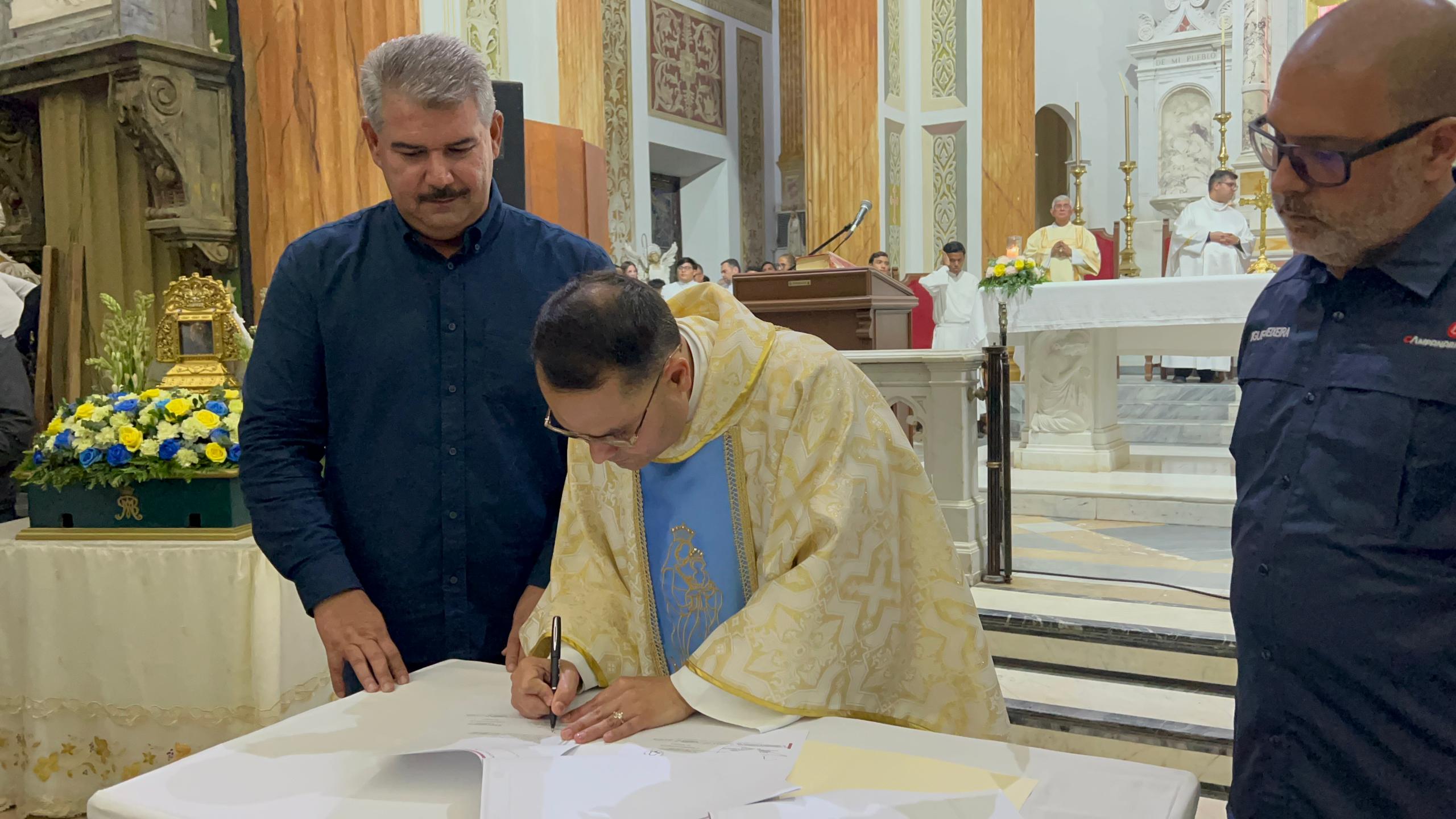 Basílica y Gobernación firmaron convenio para adquisición e instalación de nuevos equipos de sonido: Juramentados 74 Servidores de María