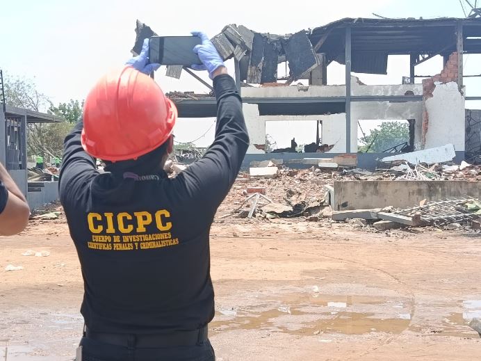 Cuerpo de Bomberos junto al CICPC y Protección Civil inspeccionan zona de la explosión