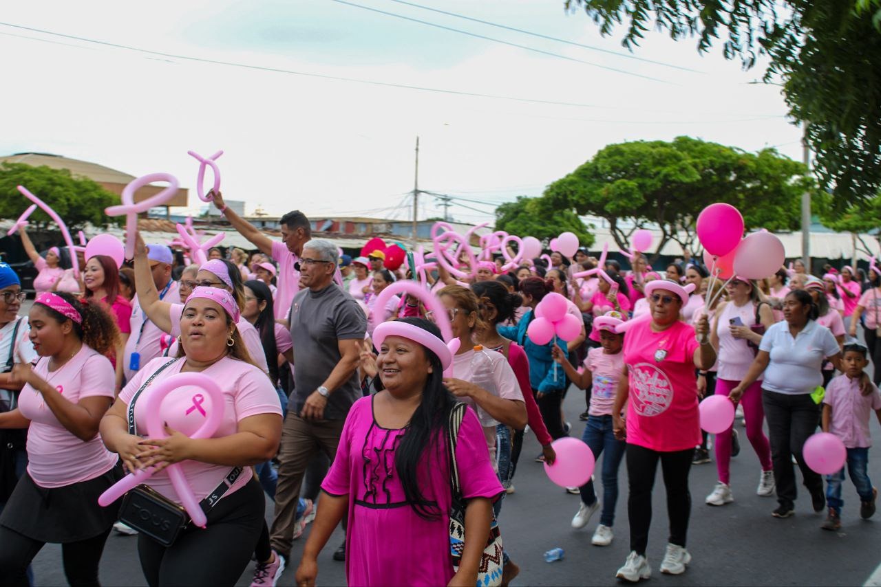Mujeres del oeste de Maracaibo marcharon para promover prevención del cáncer de mama