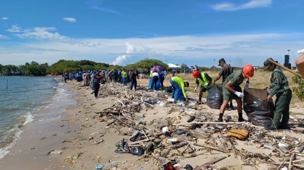 Más de 394 mil toneladas de desechos sólidos se han retirado del Lago de Maracaibo