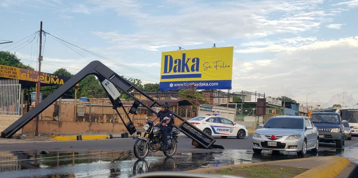 Se cayó un semáforo en La Limpia