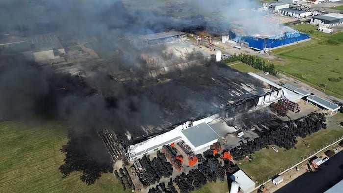 La onda expansiva del incendio en Argentina deja 24 heridos sin riesgo de propagación química