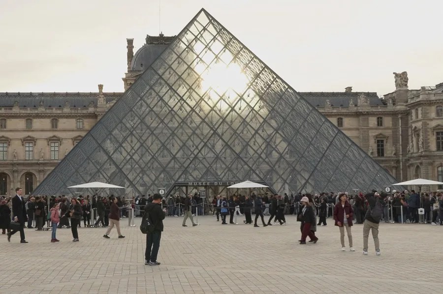 Inculpan a una mujer por complicidad en el robo del Museo del Louvre: Las joyas sustraídas siguen sin aparecer