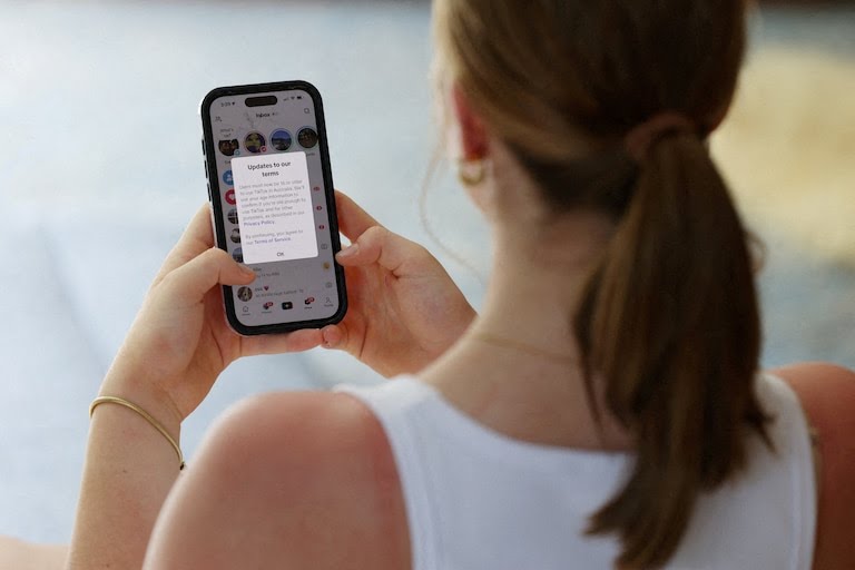 Ministra del Interior de Suiza considera prohibir las redes sociales para menores