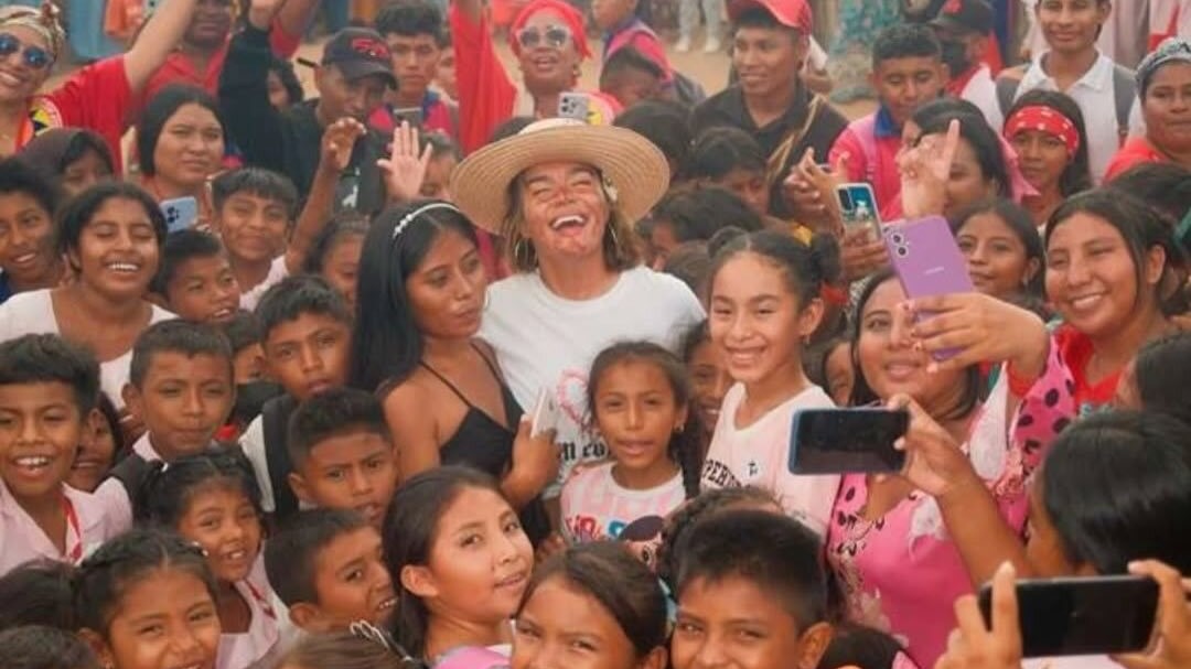 Karol G llevó su corazón a La Guajira en apoyo a la niñez y la cultura wayúu