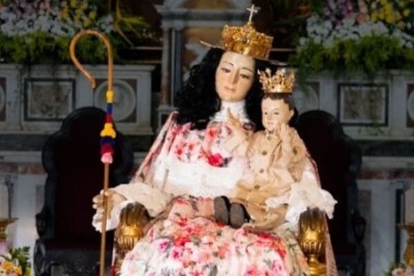 La Divina Pastora desciende de su altar