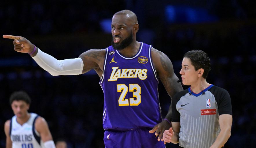 LeBron firma un triple-doble y los Lakers superan a los Mavericks