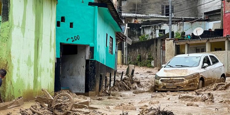 Ascienden a 36 los muertos por temporal en Brasil