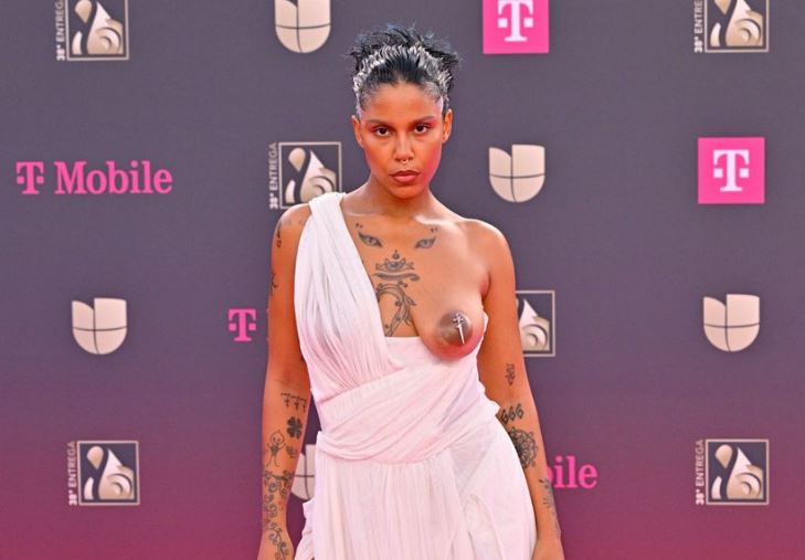 Tokischa paralizó gala de Premio Lo Nuestro 2026 con un look que sorprendió a todos