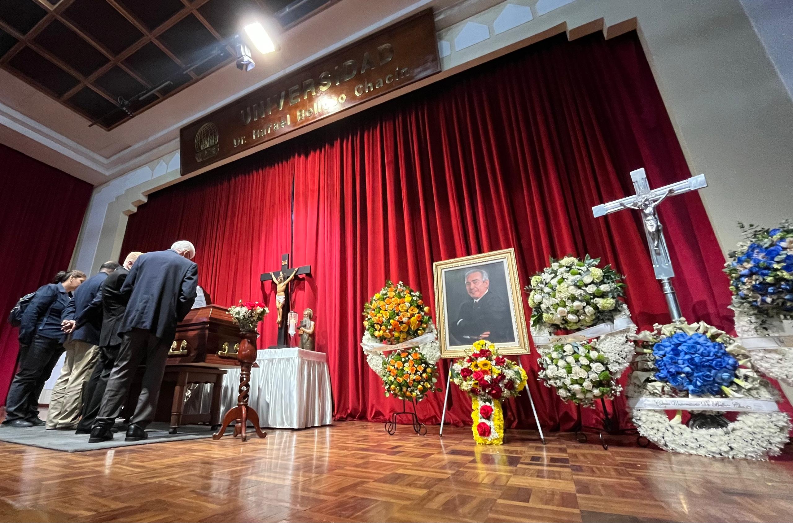 Así se cumplen las horas de capilla ardiente del Dr. Oscar Enrique Belloso Medina