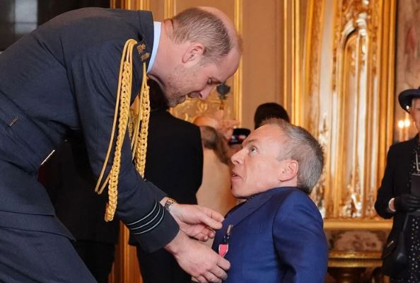 Actor Warwick Davis recibió la distinción de Oficial de la Orden del Imperio Británico (OBE)