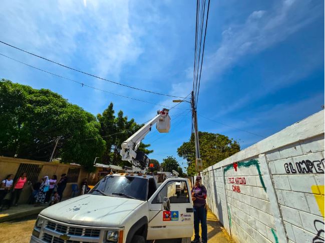 Gobernación del Zulia inició plan de iluminación en 11 territorios comunales: Instalaron 700 luminarias