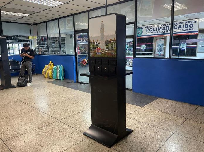 Instalaron cámaras inteligentes y lámparas con paneles solares en el Terminal de Pasajeros
