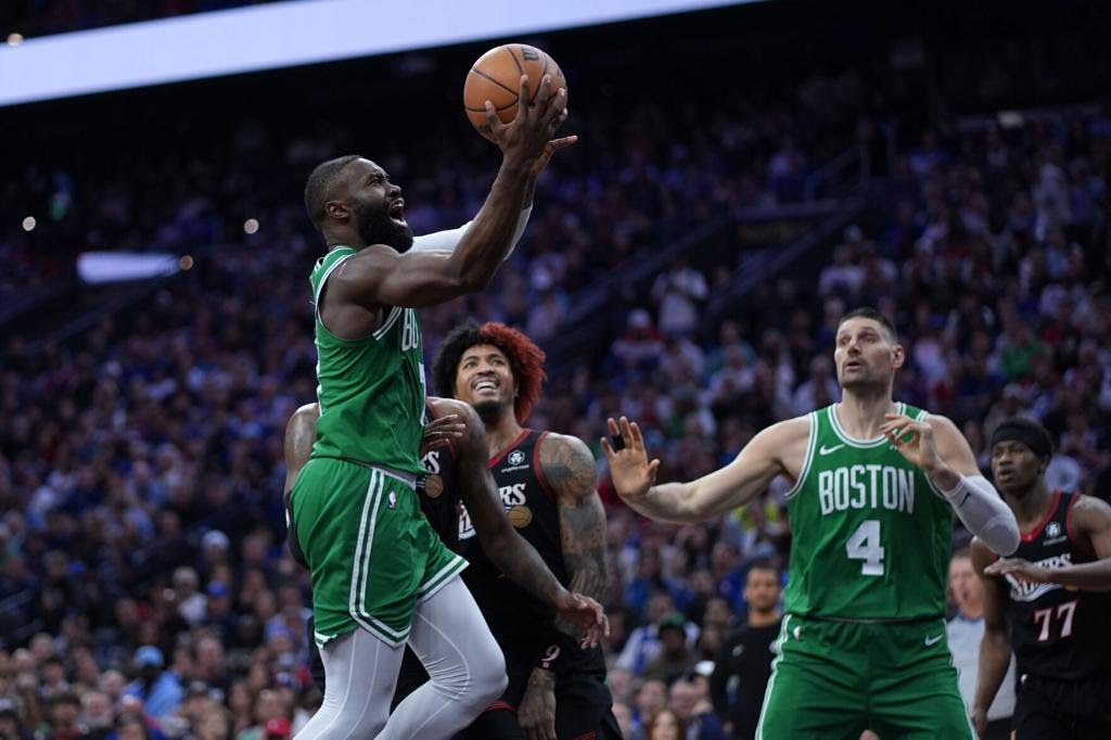Celtics recupera el control: Tatum y Brown silencian a 76ers en el tercer juego