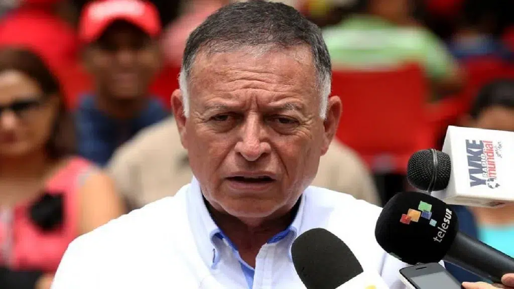 Diputado Francisco Arias Cárdenas propone entregar el aeropuerto del Zulia al gobernador Luis Caldera