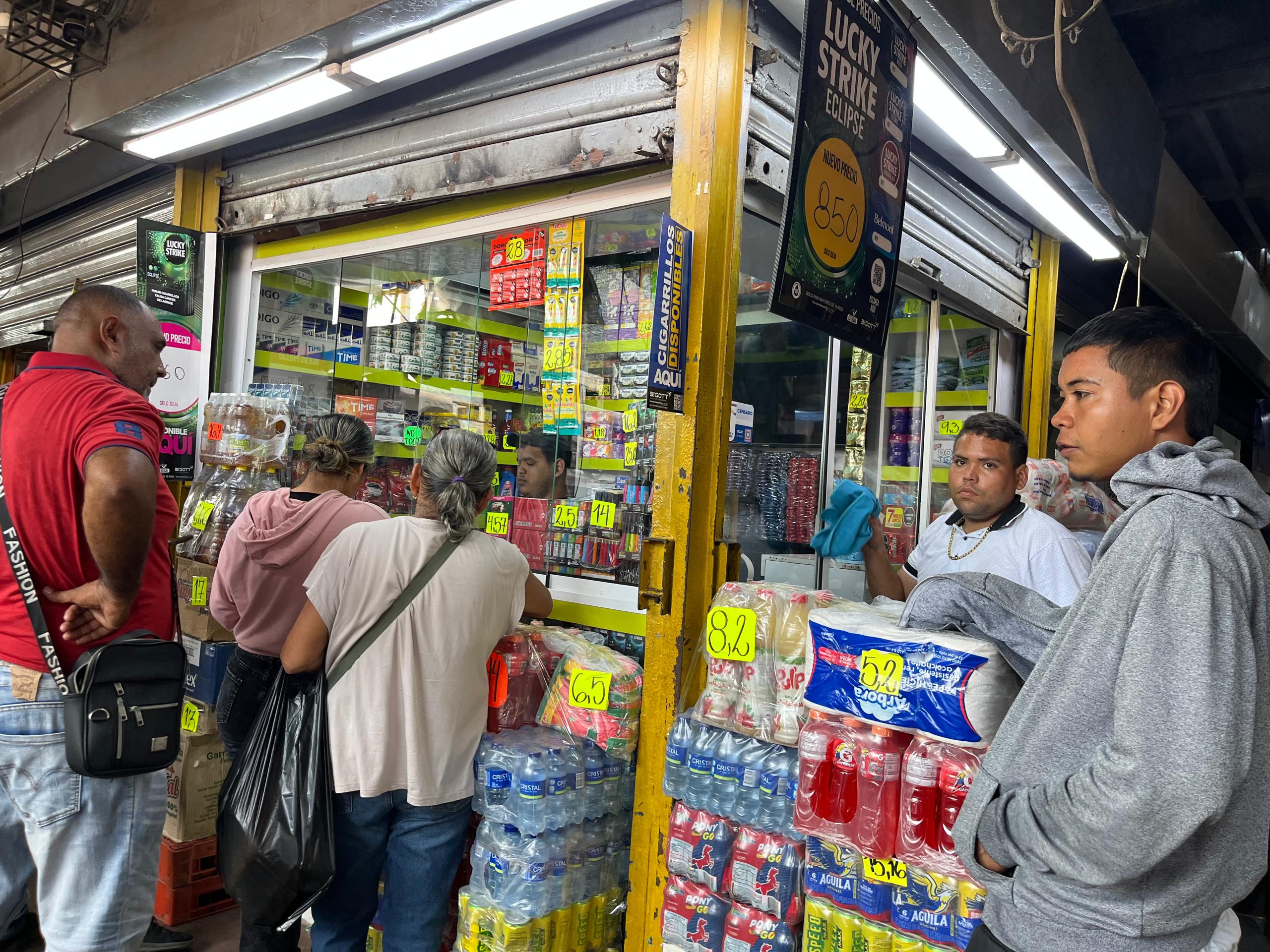 Luces prendidas y santamarías arriba: La ciudad vuelve a la vida tras el apagón