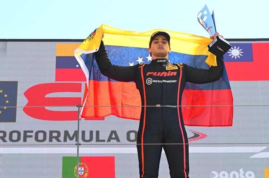 ¡Venezuela en alto! Alessandro Famularo conquista la segunda carrera de la Euroformula en Portugal