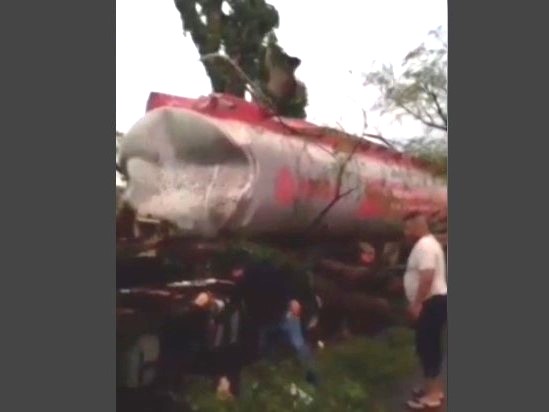 Árbol colapsó y cayó encima de una gandola cargada con combustible cerrando el paso en el Km. 56 de la vía a Perijá