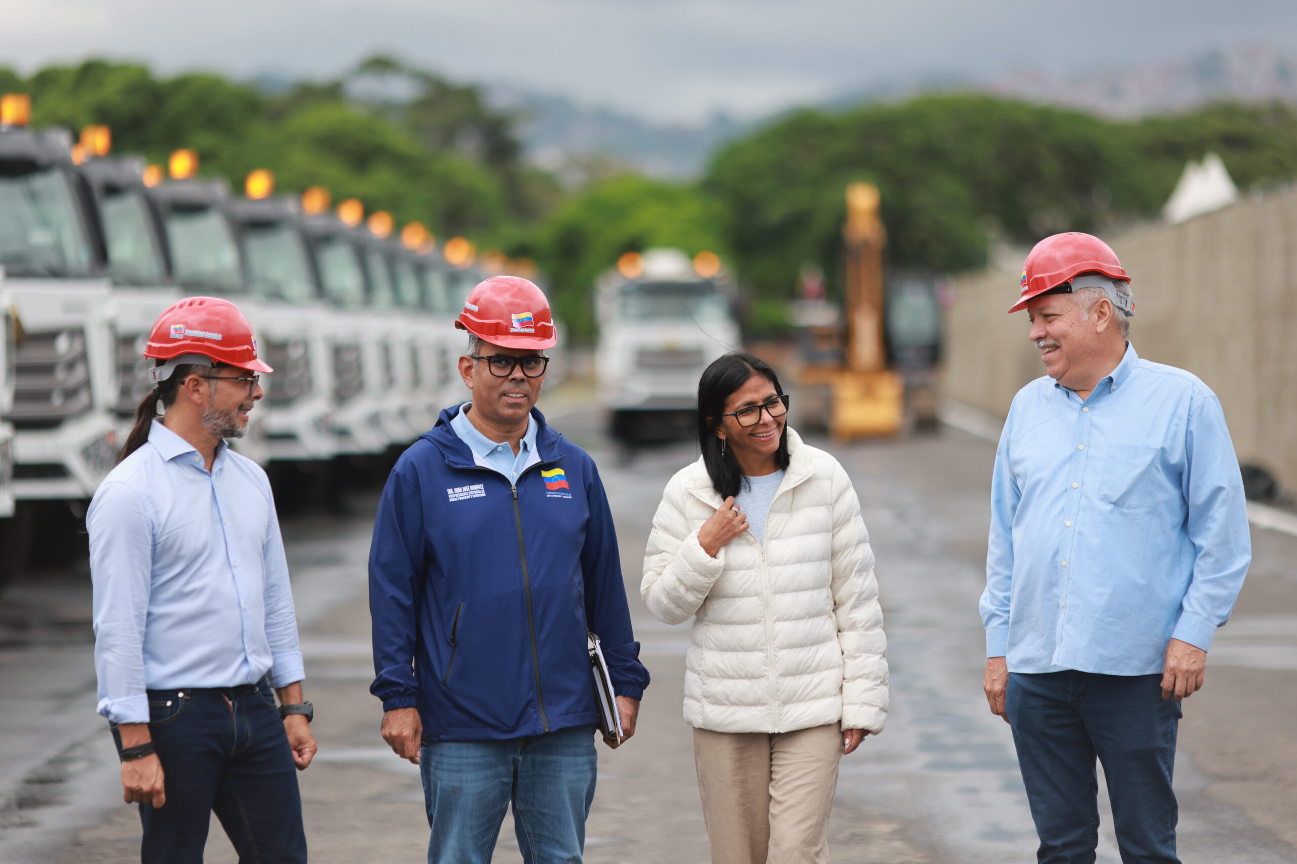 Presidenta (E) Delcy Rodríguez entrega maquinarias y activa obras para la mitigación de riesgos por lluvias en 13 estados: Incluido el Zulia