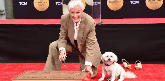 Glenn Close y su mascota Pip inmortalizan sus huellas en el Paseo de la Fama de Hollywood