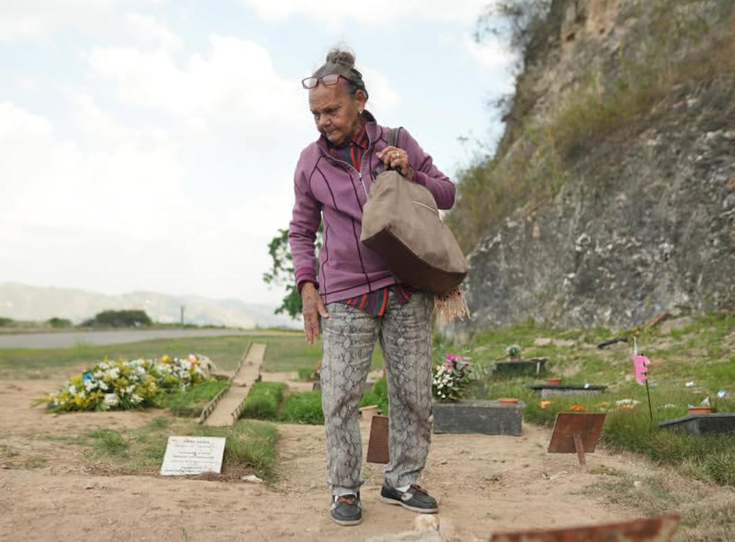 Madre de Víctor Quero Navas visita su tumba tras confirmarse su deceso en la cárcel Rodeo I