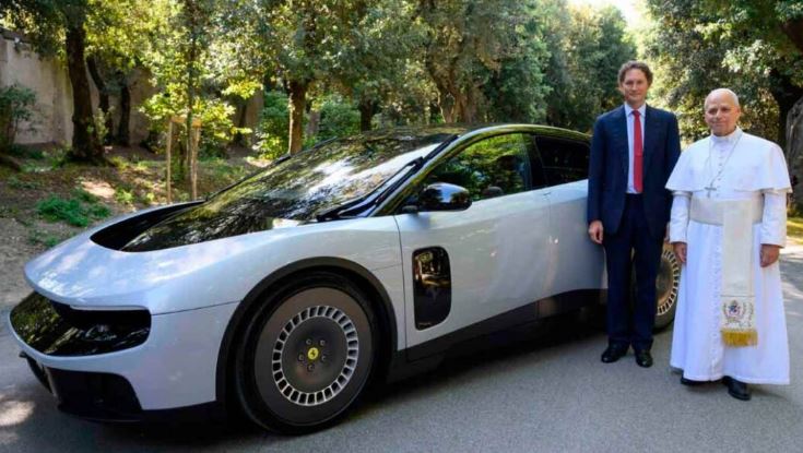 Así se sentó al volante el papa León del primer ferrari eléctrico