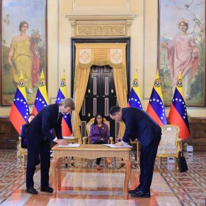 PDVSA y Repsol firman Memorando de Entendimiento en materia de crudo y gas