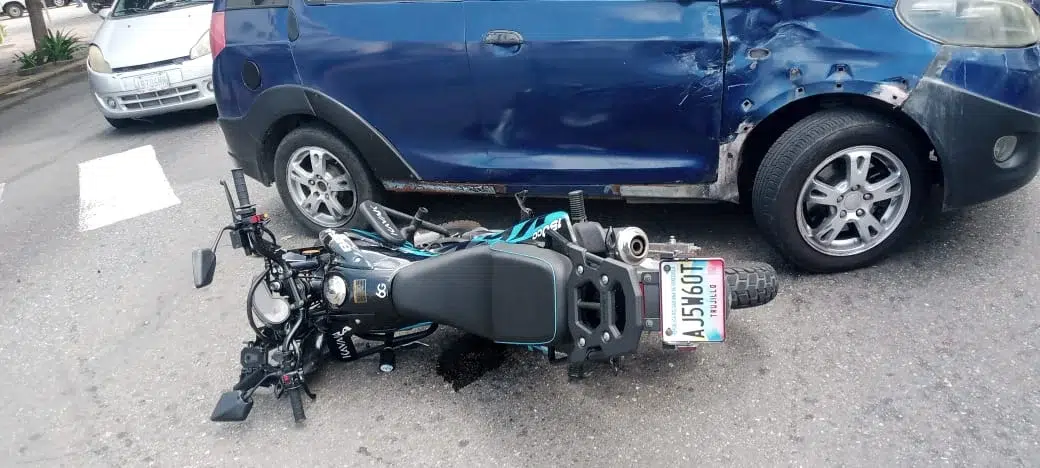 Choque entre moto y vehículo deja un lesionado en 5 de Julio