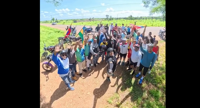 El Llano tumba sus propios mitos: Miltico llega al día 20 arropado por el calor de un pueblo que borró la soledad de las carreteras