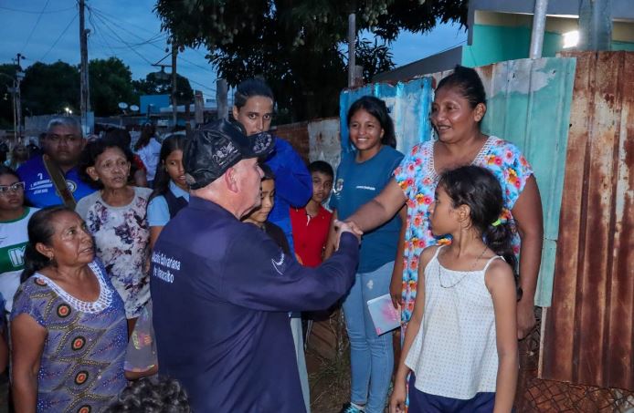 Alcalde Di Martino atiende necesidades del pueblo en barrio 23 de Marzo