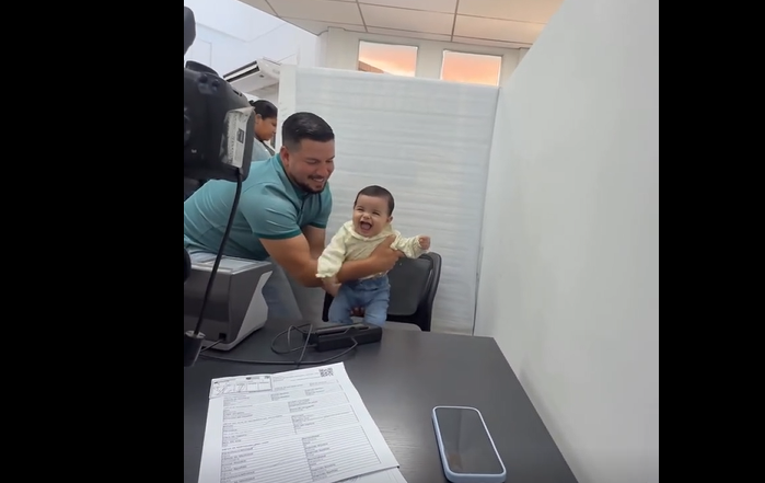 Martina, la hija de Alejandra Conde, se roba los corazones en redes al no parar de sonreír en los brazos de su papá para la foto del pasaporte