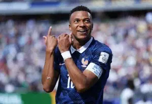 Mbappé brilla con doblete en el estreno de Francia ante Senegal