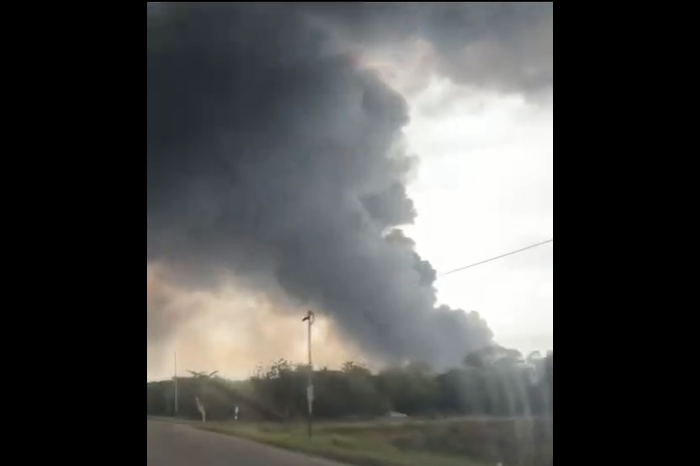 Reportan fuerte incendio en la salida de Lagunillas hacia Bachaquero: Columna de humo es visible desde la Lara-Zulia