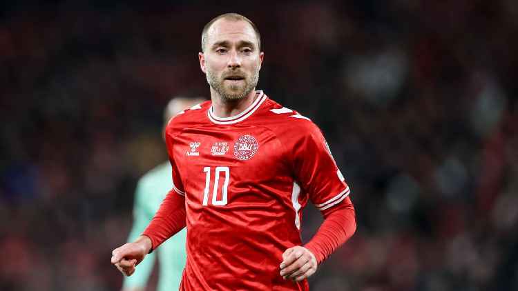 Susto en el fútbol: Christian Eriksen vuelve a desplomarse en pleno partido
